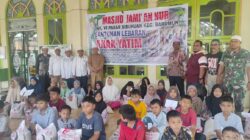 Dalam menghadapi lebaran, BKM Masjid Annur Lingkungan Vi Pasar Sibuhuan santuni 49 anak yatim, Selasa (25/3)(Waspada/H. Idaham butar butar/B)