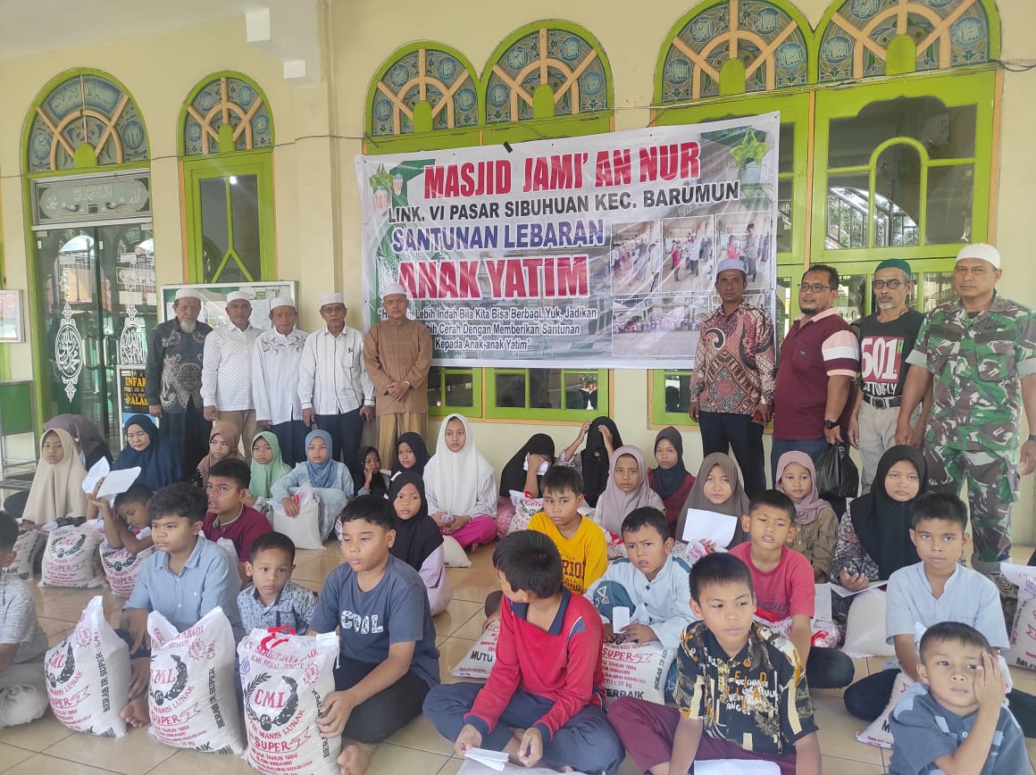 Dalam menghadapi lebaran, BKM Masjid Annur Lingkungan Vi Pasar Sibuhuan santuni 49 anak yatim, Selasa (25/3)(Waspada/H. Idaham butar butar/B)