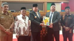 Bupati HM Salim Fakhry, menyerahkan buku LKPJ 2024 kepada Ketua DPRK, Deni Febrian Roza.(Waspada/Ali Amran).