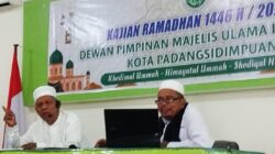 Ketua Baznas Padangsidimpuan Drs.H Zainal Arifin Tampubolon (kiri) saat jadi pembicara pada Kajian Ramadhan di aula Kantor MUI Padangsidimpuan dengan moderator Drs.H.Sakban Siregar, Selasa (25/3/2025). Waspada/Mohot Lubis