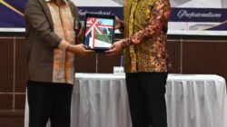 BUPATI Humbahas, Oloan Paniaran Nababan menyerahkan Laporan Keuangan Unaudited TA 2024 kepada Kepala BPK RI Perwakilan Sumut, Paula Henry Simatupang. Waspada/Ist