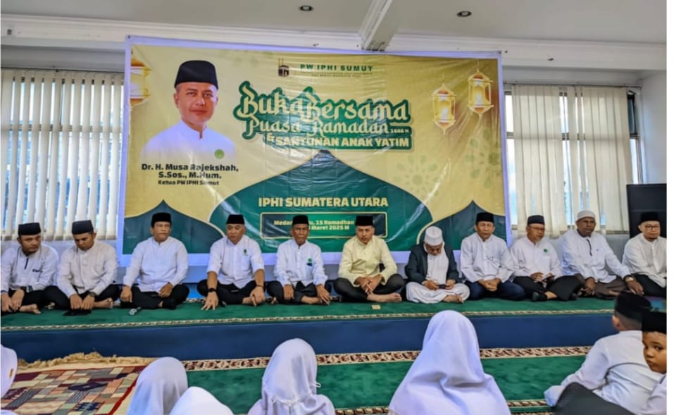 KETUA PW IPHI Sumut, Dr. H. Musa Rajekshah, S.Sos., M.Hum, para anggota, tamu undangan saat acara berlangsung. Waspada/ist