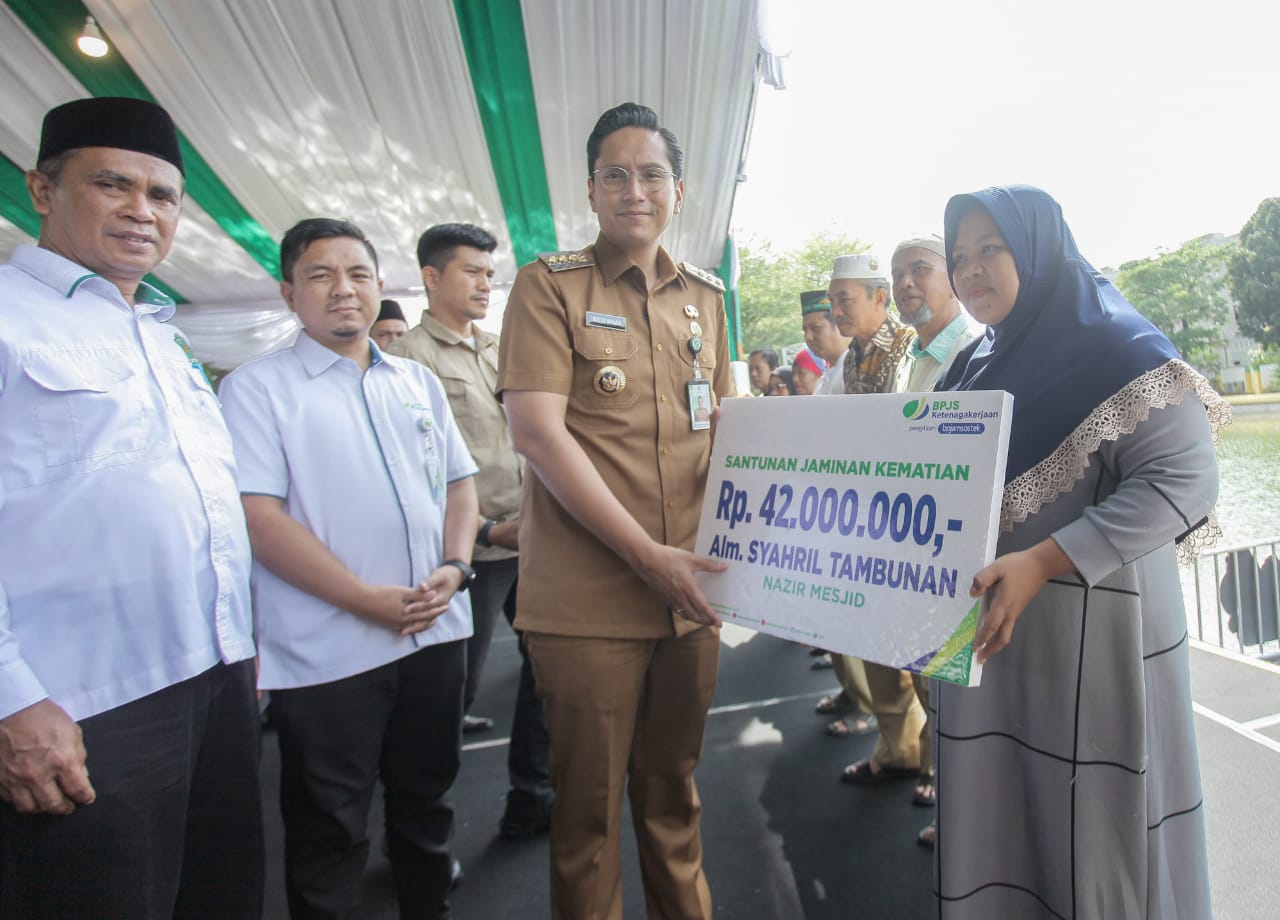 WALI Kota Medan Rico Waas menyerahkan dana jasa pelayan masyarakat. Waspada/ME Ginting