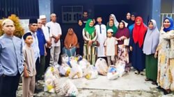 TOKOH Masyarakat yang juga dikenal Pemerhati Sosial, M. Arif Tanjung saat menggelar kegiatan bakti sosial berbagi sembako di bulan suci ramadhan 1446 H, Jumat (14/3/2025). Waspada/Ist