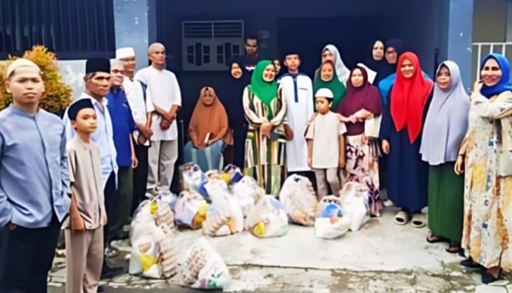 TOKOH Masyarakat yang juga dikenal Pemerhati Sosial, M. Arif Tanjung saat menggelar kegiatan bakti sosial berbagi sembako di bulan suci ramadhan 1446 H, Jumat (14/3/2025). Waspada/Ist