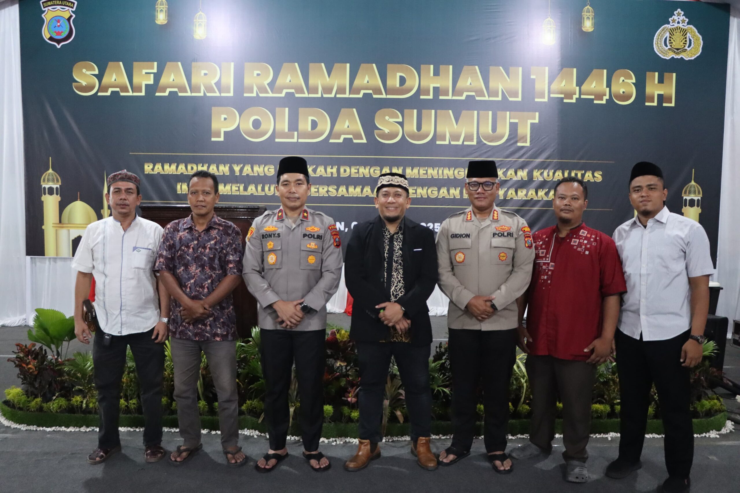 WAKAPOLDA Sumut Brigjen Rony Samtana dan Kapolrestabes Medan Kombes Pol Gidion Arif Setyawan melakukan Safari Ramadan 1446 Hijriah di Masjid Amal Muslimin, Kelurahan Medan Tenggara (Menteng), Kecamatan Medan Denai, Kota Medan, Kamis (6/3) malam. Waspada/Ist