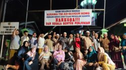 PARA warga Asrama TNI AD Glugur Hong Kelurahan Sidorame Barat I Kecamatan Medan Perjuangan foto bersama siap menjadikan asrama bersih dari Narkoba dan judi. Waspada/Andi Aria Tirtayasa