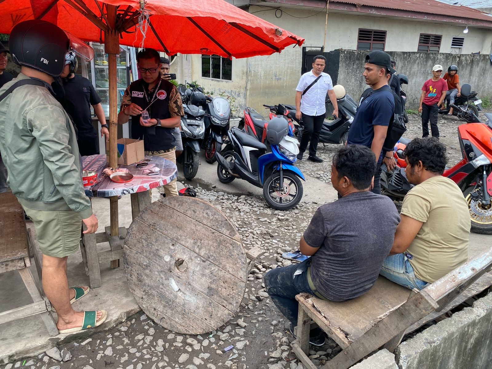 KASAT Narkoba Polrestabes Medan AKBP Thommy Aruan menemukan barang bukti narkoba di lokasi penggerebekan. Waspada/Ist