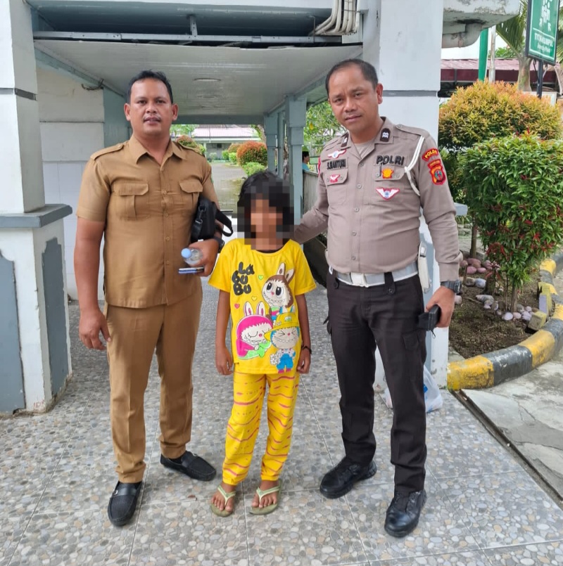 STAF dari pihak rumah sakit dan kepolisian berfoto bersama sang anak yang ditinggalkan pria tanpa identitas yang meninggal dunia di RSUD Dr Pirngadi Medan, Senin (3/3). Waspada/ist