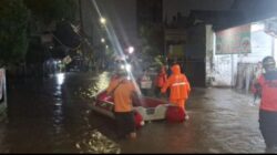 Banjir Bekasi Rendam Mobil, Tangerang Ribuan Rumah