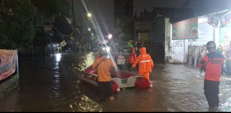 Banjir Bekasi Rendam Mobil, Tangerang Ribuan Rumah