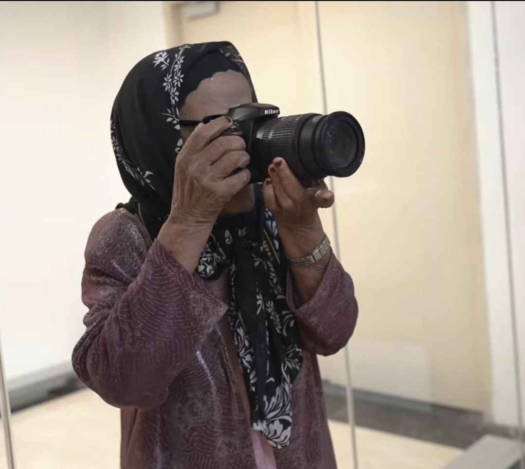 Nenek 90 Tahun Berkamera DSLR Jadi Viral, Dihadiahi Lensa Baru