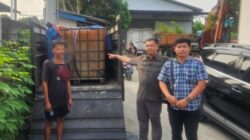 PETUGAS mengamankan sopir dan barang bukti baby tank dalam mobil pickup berisi solar subsidi, Selasa (4/3). Waspada/Ist