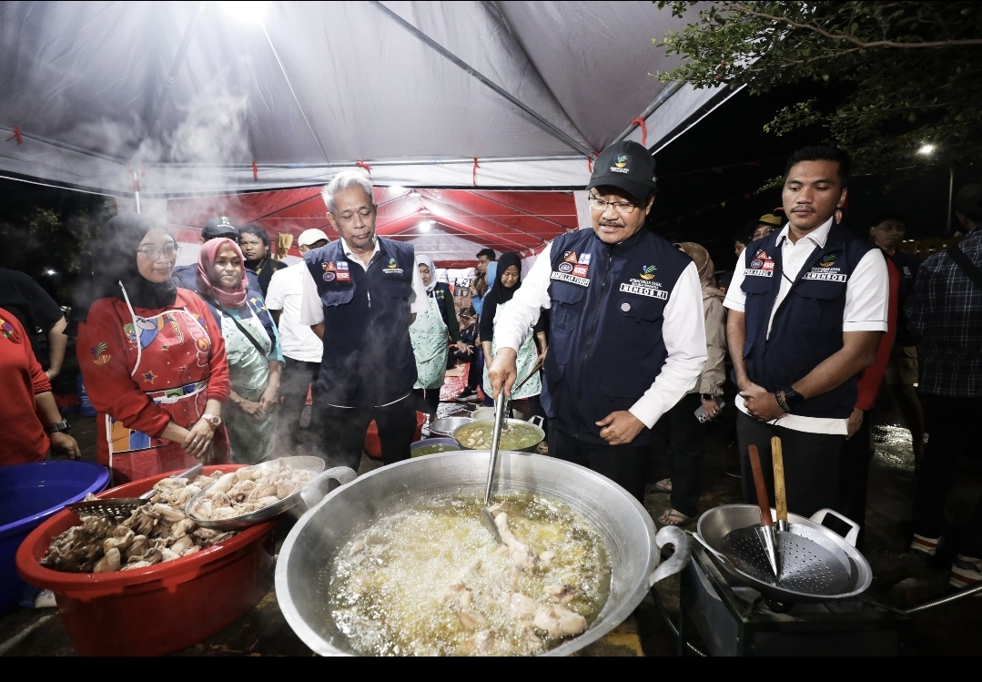 Serahkan Bantuan Rp561 Juta, Mensos dan Wamensos ikut Siapkan Makan Sahur Korban Banjir Bekasi