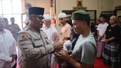 Kapolrestabes Medan Bagi-bagi Takjil Kepada Para Tahanan