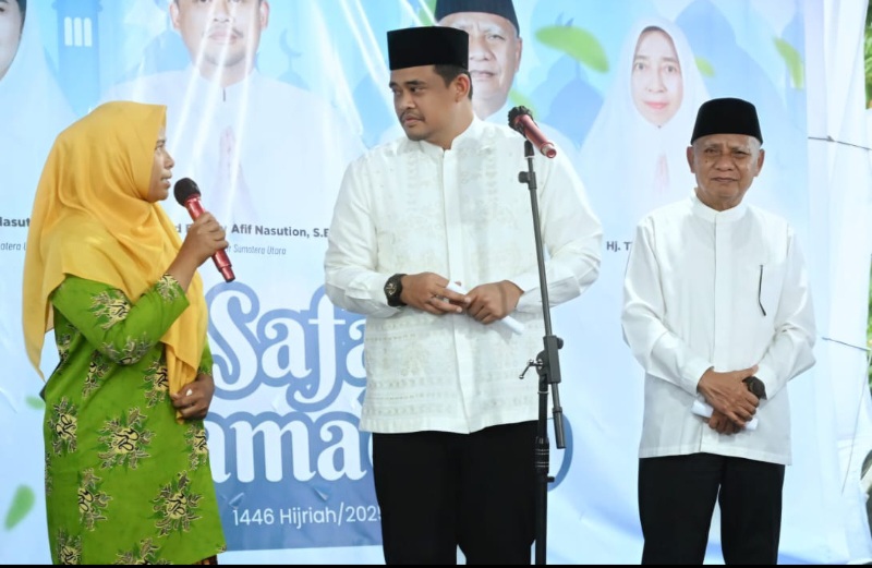 GUBSU Bobby Nasution dan Wagubsu Surya, mendengarkan keluhan yang disampaikan seorang warga, saat dibuka sesi dialog, di kegiatan Safari Ramadhan. Waspada/Ist