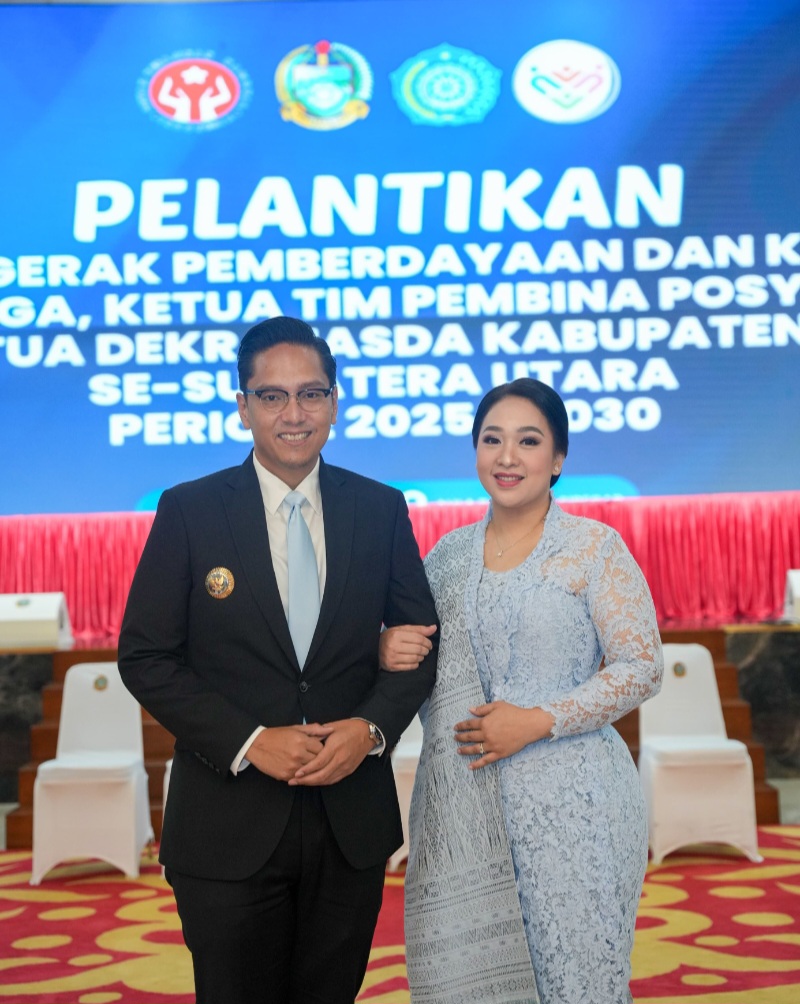 WALI Kota Medan Rico Tri Putra Bayu Waas (kiri) berfoto bersama Airin Rico Waas usai sang istri dilantik menjadi Ketua TP PKK Kota Medan periode 2025-2030, di Aula Raja Inal Kantor Gubernur Sumut, Kamis (13/3/2025). Waspada/ist