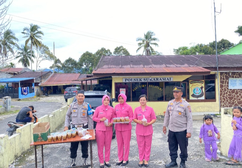 Polsek Sukaramai Berbagi Takjil Buka Puasa Kepada Masyarakat