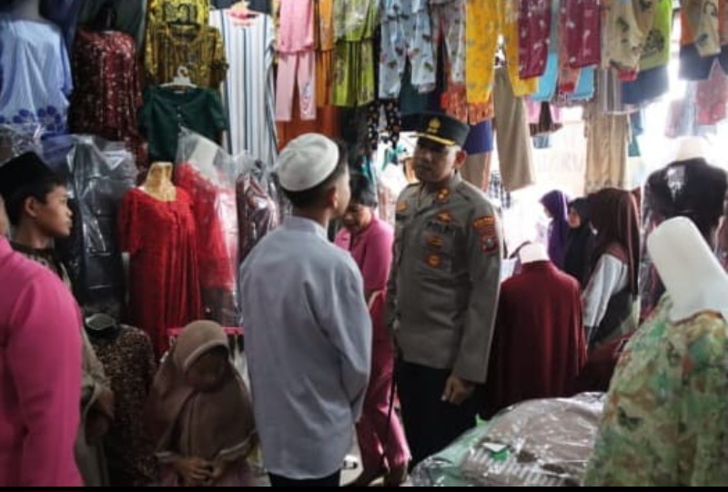 Kapolres Pakpak Bharat Dan Bhayangkari Ajak Anak-anak Panti Asuhan Belanja Baju Lebaran