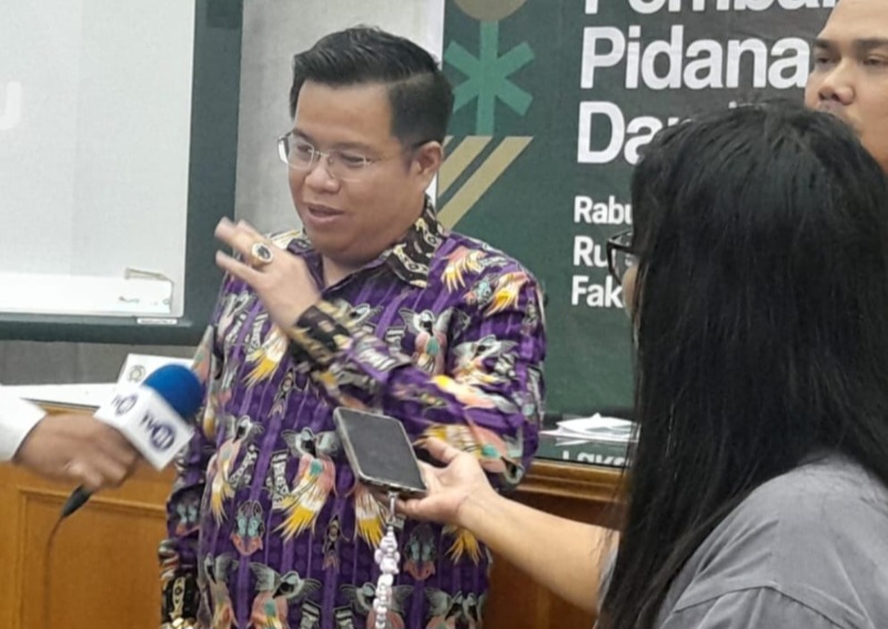 Advokat Dr Darmawan Yusuf memberikan keterangan kepada wartawan usai seminar nasional di FH USU, Rabu (19/3). Waspada/Ist