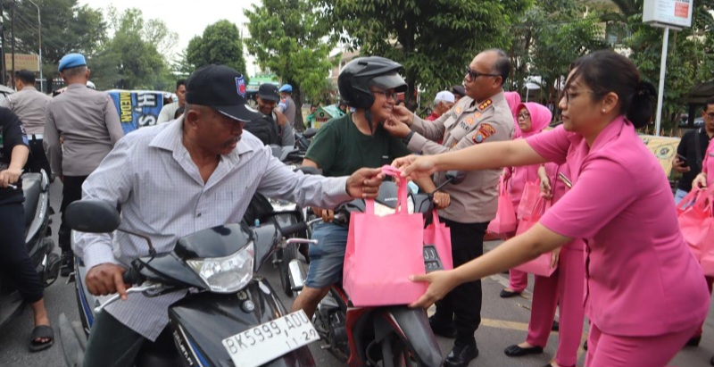 Semarakkan Ramadhan 1446 H, Bhayangkari Cabang Kota Besar Medan Berbagi Takjil