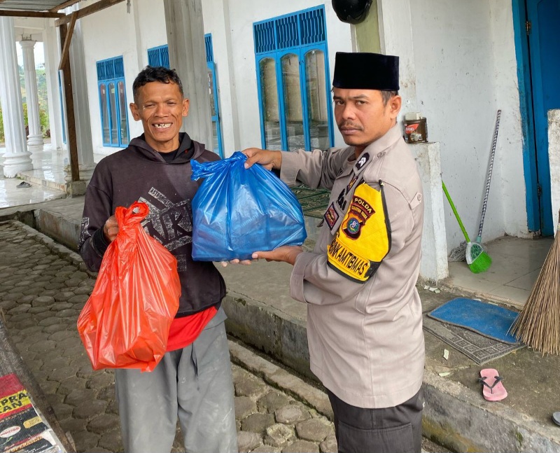 Tim Safari Ramadhan Polres Pakpak Bharat Salurkan Takjil Ke Masjid Agung