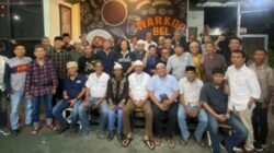 PENGURUS dan anggota RRG foto bersama usai buka puasa bersama dan pemberian santunan kepada anak yatim di sekretariat RRG Jl. Karya Kasih, Medan Johor, Jumat (21/3). Waspada/Ist