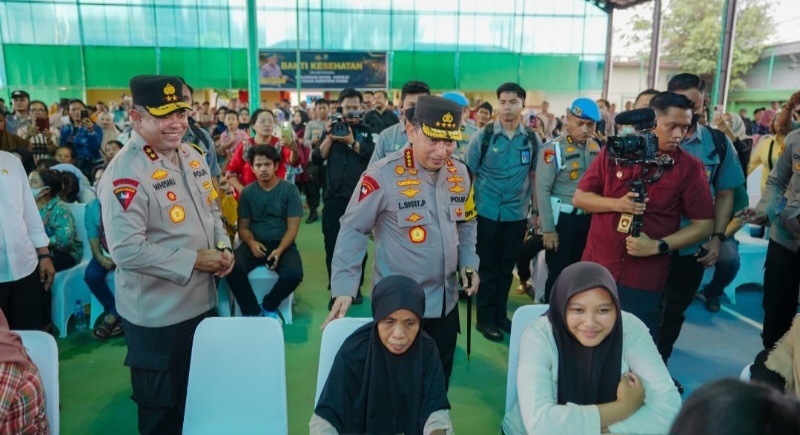 KAPOLRI Jenderal Pol. Listyo Sigit Prabowo didampingi Kapolda Sumut Irjen Pol. Whisnu Hermawan meninjau lokasi bakti kesehatan TNI-Polri, Sabtu (22/3). Waspada/gito ap