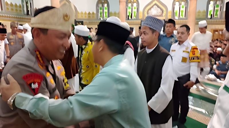 KYAI Khambali salah satu tokoh yang diundang sebagai Ketua Umum Gema Santri Nusa, menyambut Kapolri Jenderal Pol. Listyo Sigit Prabowo (kiri) dan rombongan pada acara buka puasa bersama para tokoh ulama dan elemen masyarakat Sumatera Utara di Medan, Sabtu (22/3). Waspada/ist