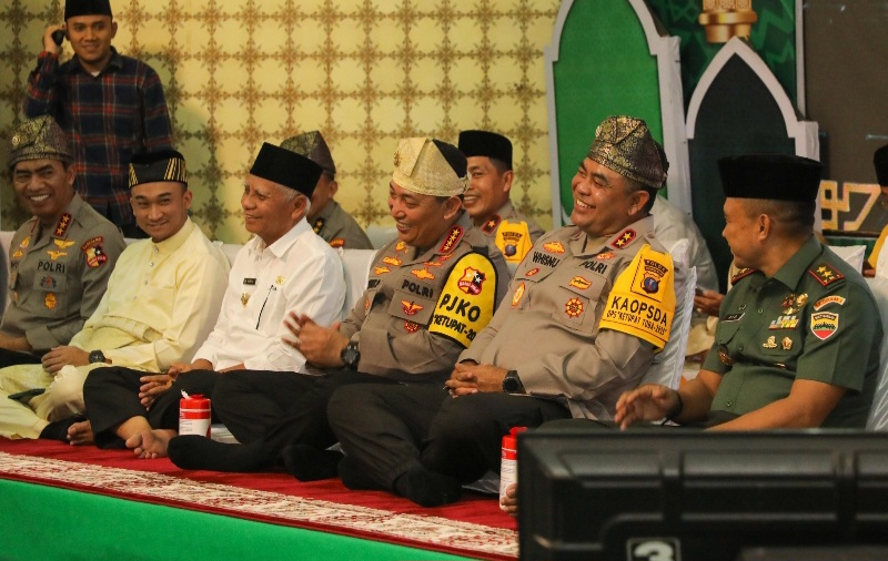 KAPOLRI Jenderal Listyo Sigit Prabowo bersama pejabat di Sumut dan Sultan Deli XIV saat safari Ramadan di Masjid Raya Al Mashun, Sabtu (22/3). Waspada/Ist