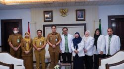 KETUA Ikatan Dokter Anak Indonesia (IDAI) Cabang Sumatera Utara, dr. Rizky Adriansyah, M.Ked(Ped), Sp.A (K), bersama jajaran bersilaturahmi dengan Walikota Medan, Rico Tri Bayu Waas, Senin (24/3). Waspada/Ist