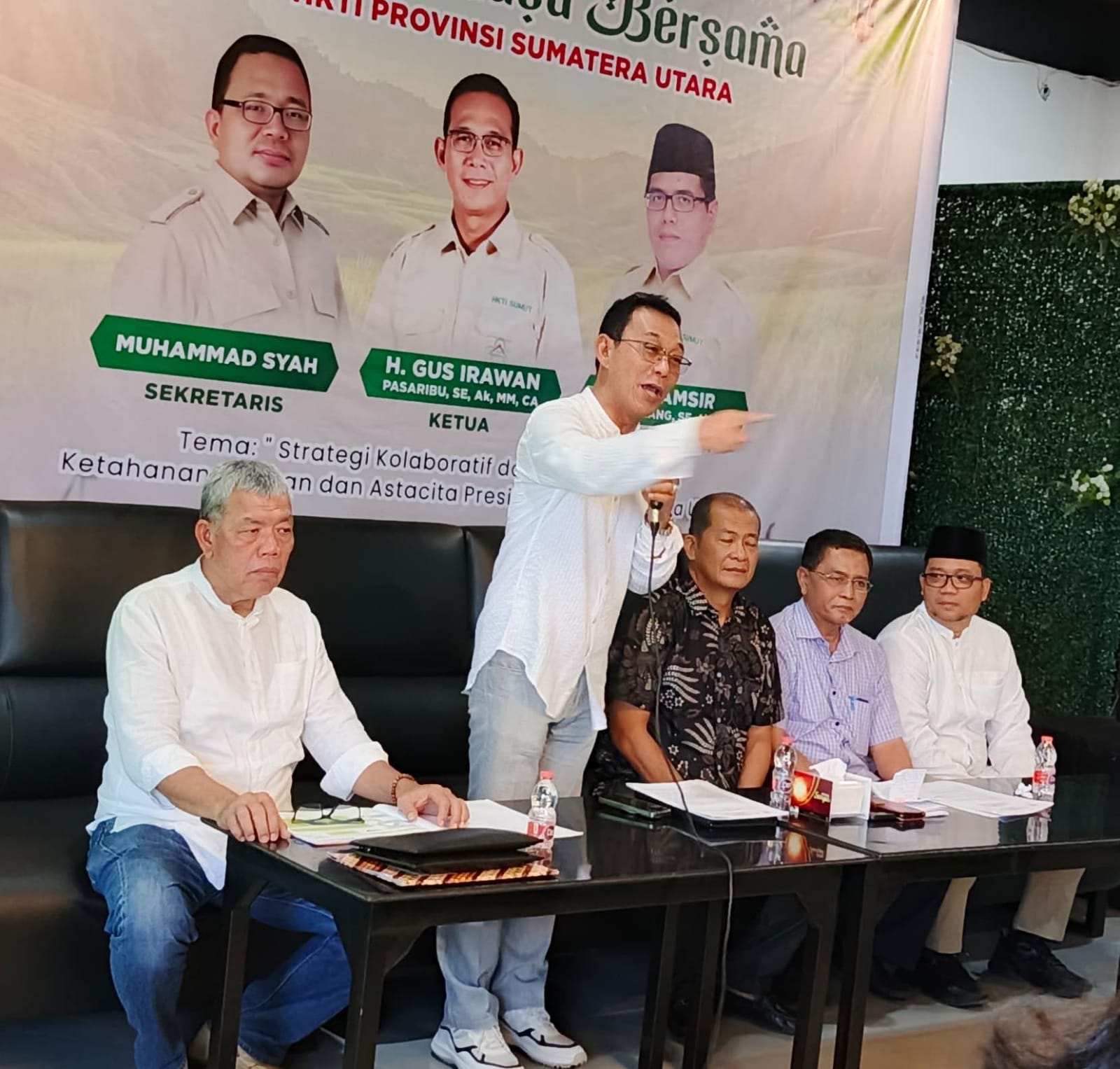 KETUA DPD HKTI Sumut, H. Gus Irawan Pasaribu,SE,Ak,MM,CA yang juga Bupati Tapanuli Selatan, memberikan pandangan pada acara Focus Group Discussion (FGD) Ramadhan di Medan, Sabtu (15/3). Waspada/Ist