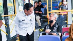 Rico Waas Pergi Kerja Ke Balai Kota Naik Bus Listrik