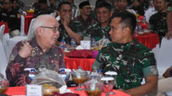 TOKOH masyarakat Tionghoa Sumatera Utara Indra Wahidin (kiri) berbincang dengan Panglima Komando Daerah Militer I Bukit Barisan (Pangdam I/BB) Mayjen TNI Rio Firdianto pada kegiatan buka puasa bersama dengan BEM, Organisasi Mahasiswa, Organisasi Pemuda, Tokoh Masyarakat, Tokoh Pemuda, Tokoh Agama dan Insan Media se- Sumatera Utara di gedung Balai Prajurit, Makodam I/BB, Jum'at (14/3). Waspada/Ist