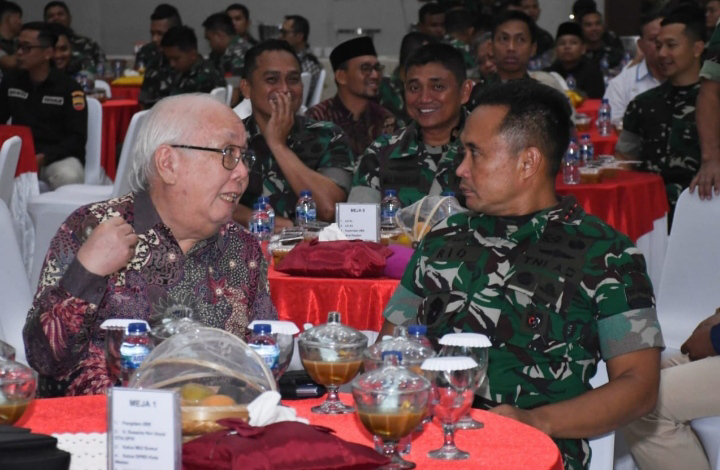 TOKOH masyarakat Tionghoa Sumatera Utara Indra Wahidin (kiri) berbincang dengan Panglima Komando Daerah Militer I Bukit Barisan (Pangdam I/BB) Mayjen TNI Rio Firdianto pada kegiatan buka puasa bersama dengan BEM, Organisasi Mahasiswa, Organisasi Pemuda, Tokoh Masyarakat, Tokoh Pemuda, Tokoh Agama dan Insan Media se- Sumatera Utara di gedung Balai Prajurit, Makodam I/BB, Jum'at (14/3). Waspada/Ist