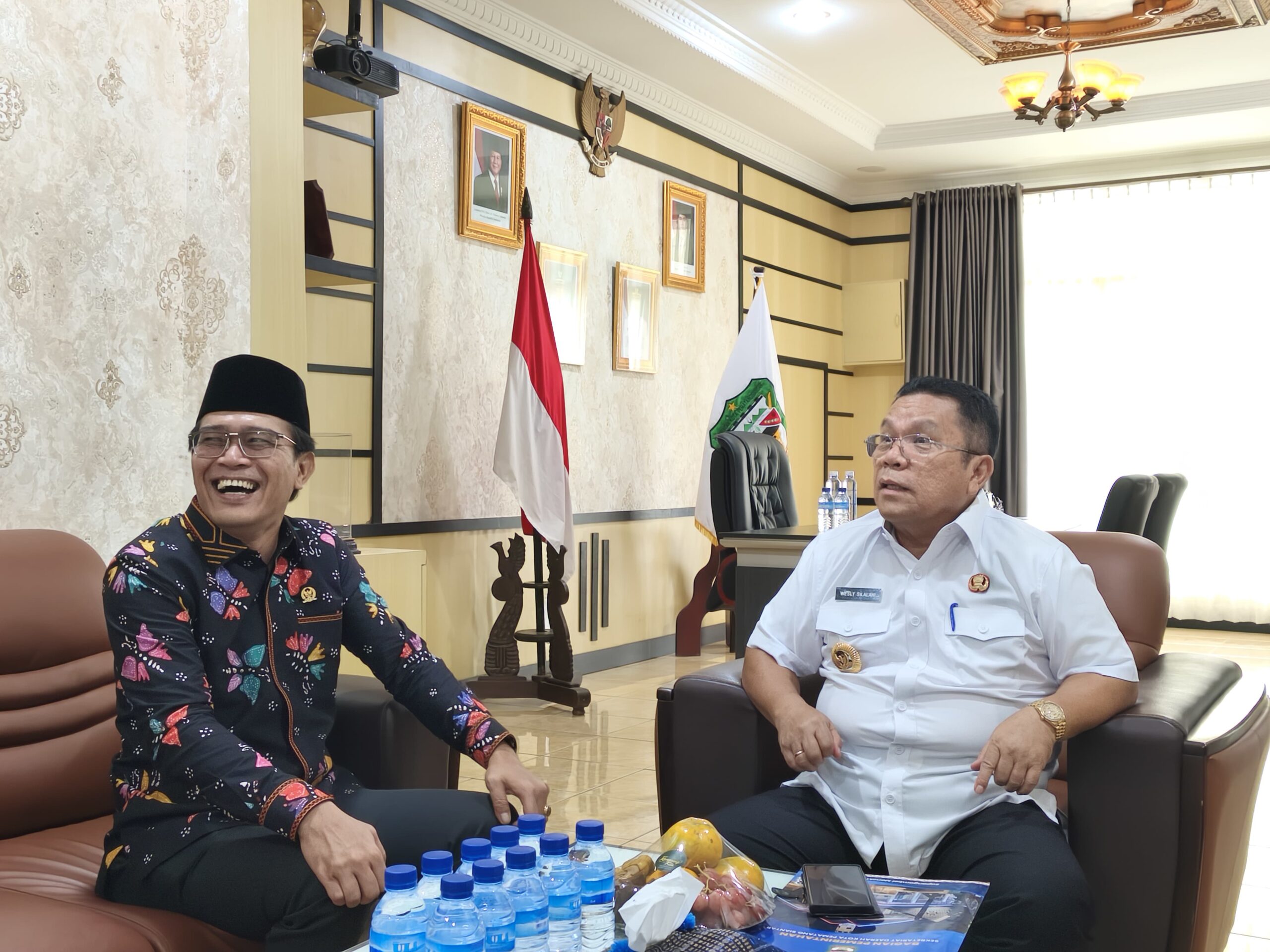 ANGGOTA Komite I DPD RI, Pdt. Penrad Siagian, bertemu dengan Wali Kota Pematangsiantar, Wesly Silalahi, membahas sejumlah isu penting yang menyangkut perkembangan kota. Waspada/Ist