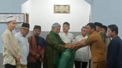 Tim Safari Ramadhan Pemkab Simalungun, saat menyerahkan bingkisan berupa 2 lembar sajadah kepada BKM Masjid Al Hidayah Nagori Tongah. Waspada/Ist