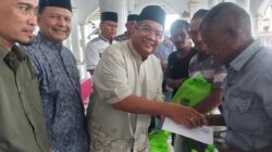 Ketua ICMI Aceh Dr. Taqwaddin sedang memberikan santunan kepada kaum dhuafa di Kecamatan Tiro Trusep, Kabupaten Pidie , Minggu (23/03/25).(Waspada/Ist).