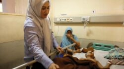 Ketua TP-PKK Aceh, Ny. Marlina Muzakir, saat menjenguk Jelita Sinaro, pasien anak penderita tumor ganas asal Desa Padang Hilir, Kecamatan Susoh, Abdya, yang sedang dirawat di RSUDZA Banda Aceh, Minggu, (23/3). (Waspada/Zafrullah)