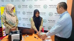 Direktur Kepatuhan, PT BPR Syariah Mustaqim Aceh, Muhammad Ali, (kanan) menyerahkan zakat karyawan sebesar Rp78 juta ke Baitul Mal Aceh, Senin (24/3/25).(Waspada/T.Mansursyah)