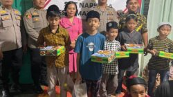 Polres Pematangsiantar berbagi di bulan Ramadhan 1446 H dan Kasat Resnarkoba AKP JH. Pardede mewakili Kapolres AKBP Yogen Heroes Baruno memimpin pembagian takjil dan sembako kepada anak yatim piatu dan masyarakat di Jl. Nagur, Kel. Martoba, Kec. Siantar Utara, Minggu (23/3) sore.(Waspada-Ist).