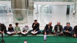 IPQAH Kota Langsa saat giat tadarus Al-Quran malam Ramadhan 1446 H, di Masjid Agung Darul Falah Kota Langsa, Senin (24/3) malam. Waspada/Munawar