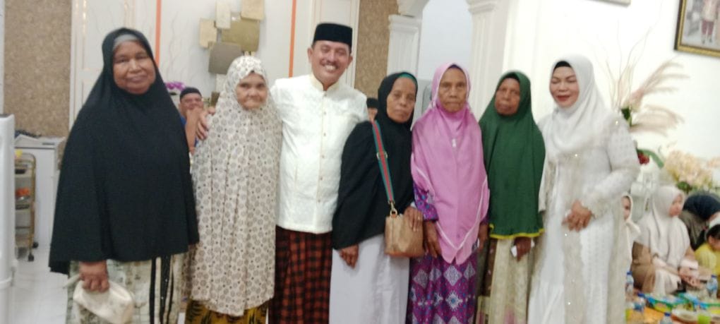 TAMPAK wajah gembira Bintang foto bersama ibu-ibu penerima santunan dan istri, Hj. Mariani Harahap (kanan). (Waspada/Ist)