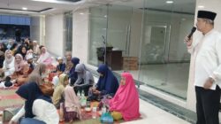 RATUSAN jamaah dari berbagai kalangan berkumpul di pelataran lantai 1 masjid ini, berbuka puasa bersama dalam suasana yang sarat dengan nilai religius dan persaudaraan, Sabtu (1/3/2025). Waspada/ist