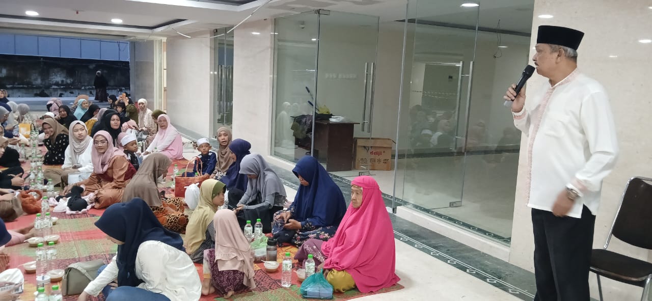 RATUSAN jamaah dari berbagai kalangan berkumpul di pelataran lantai 1 masjid ini, berbuka puasa bersama dalam suasana yang sarat dengan nilai religius dan persaudaraan, Sabtu (1/3/2025). Waspada/ist