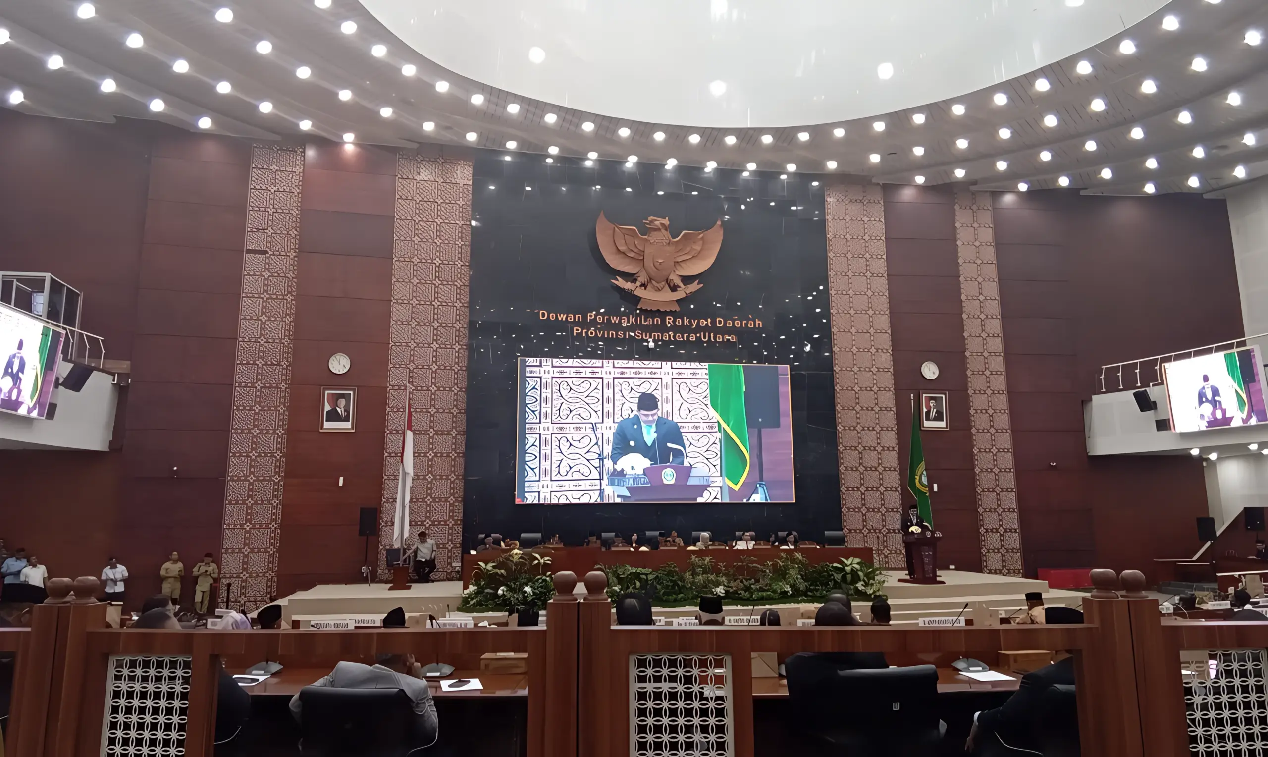 GUBERNUR Sumut Bobby Nasution, menyampaikan pidato pertamanya di gedung DPRD Sumut. Senin (3/3). Waspada/Partono Budy