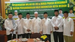 PD IPHI Kota Medan, menggelar milad ke 35 di Hotel Madani tampak Ketua PD IPHI Kota Medan H. Abdul Mun'im, MA ,Sekretaris H. Safril, ST dan Bendahara H. Azwar, S.Sos dan pengurus,Wakil Ketua 5 IPHI Sumut H. Chairuddin foto bersama. Waspada/ist