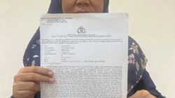 SRI Lisnani korban penipuan Rp 10 M yang diduga dilakukan oleh oknum guru dan suaminya memperlihatkan surat laporan pengaduan dari Polrestabes Medan karena sudah setengah tahun kasus yang dilaporkannya belum ada penetapan tersangkanya. Waspada/Andi Aria Tirtayasa