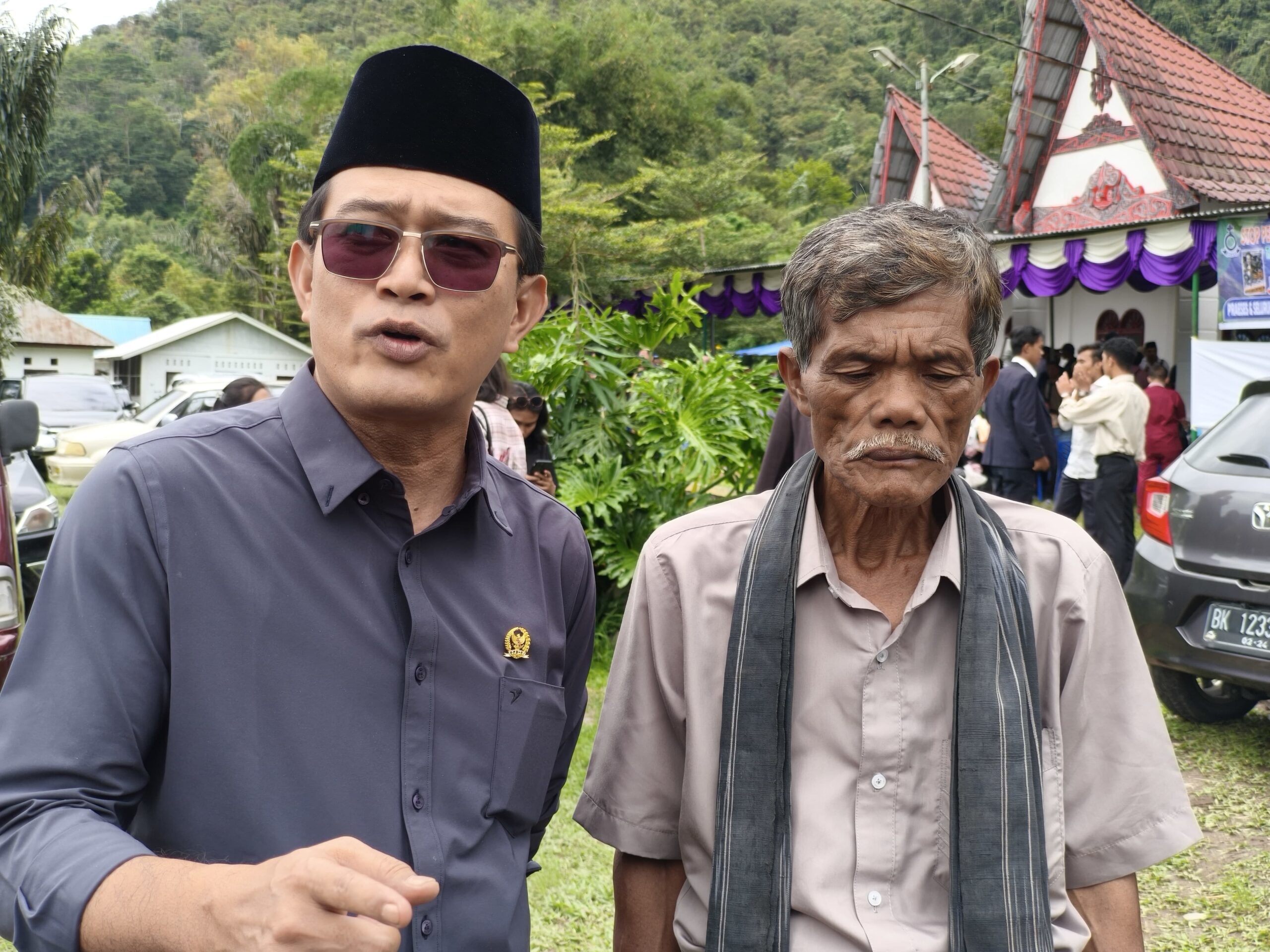 ANGGOTA Dewan Perwakilan Daerah (DPD) RI, Pdt. Penrad Siagian (kiri), menghadiri acara doa bersama bertajuk "Merawat Alam Tano Batak" yang digelar di Kabupaten Toba, Sabtu, 1 Maret 2025. Waspada/ist